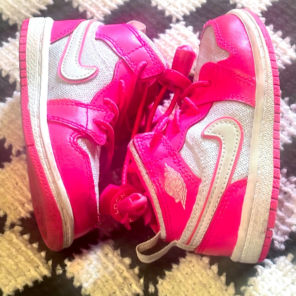 A Grade School Shoe JORDAN 1 MID GS 'HYPER PINK' 🩷 🐐🎀🏀💘
